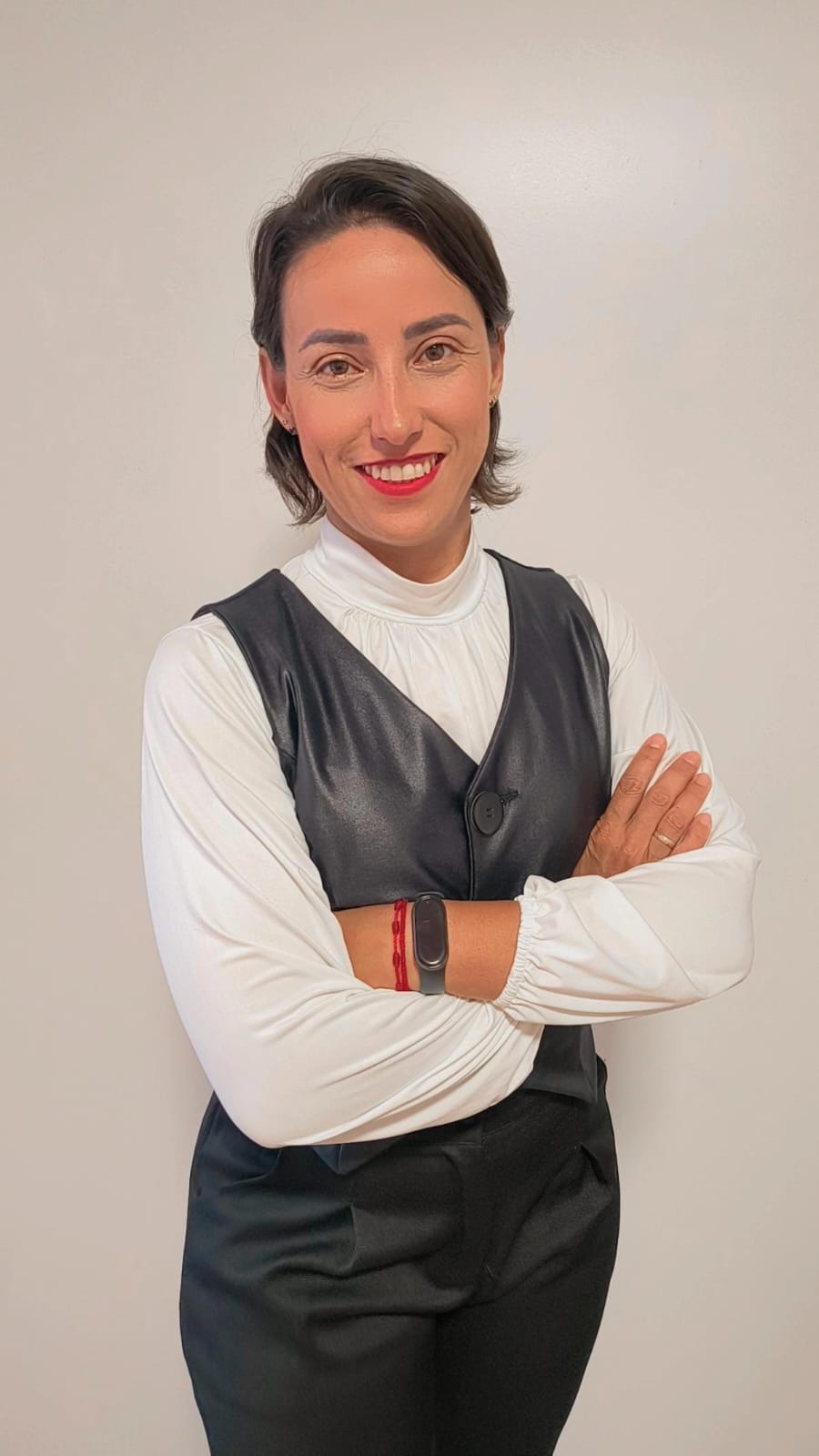 Retrato original de Taísa Bidinha, com os braços cruzados